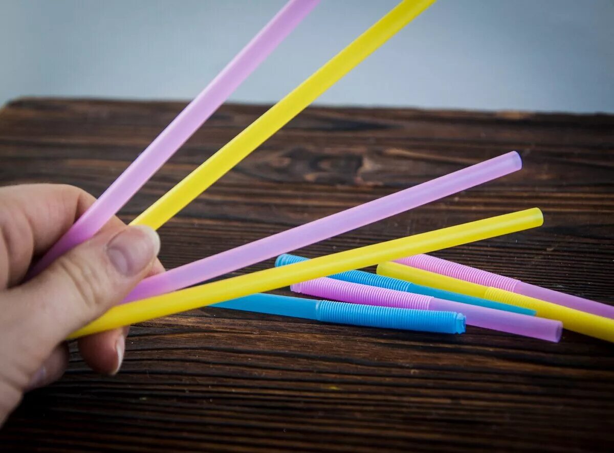 Бумага в трубочку. Бумажные трубочки для плетения. Трубочки из бумаги для плетения для начинающих. Как сделать трубочку своими руками. Бумажные трубочки.