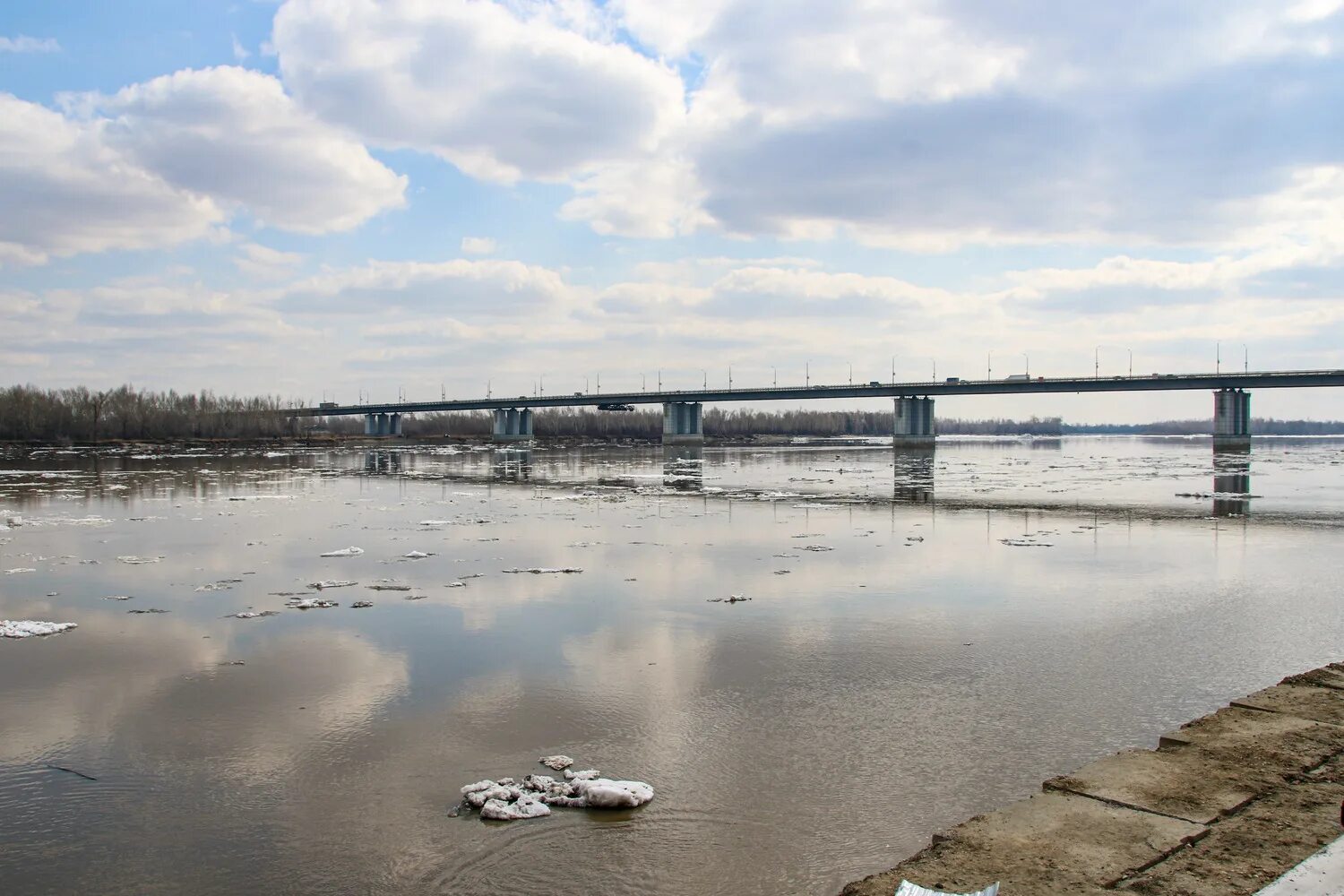 Уровень воды в реках алтайского края сегодня. Река Обь Барнаул. Река Обь в Алтайском крае. Барнаул на реке Обь, Обь. Ледоход на реке Обь.