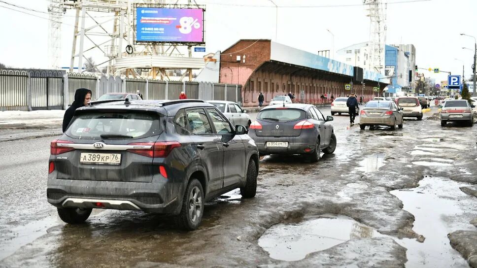 Остановка в неположенном месте штраф. Парковка в неположенном месте. Штраф за парковку в неположенном месте. Выписывает штраф за парковку. Новости Россия 1 машины паркуются в неположенном месте.