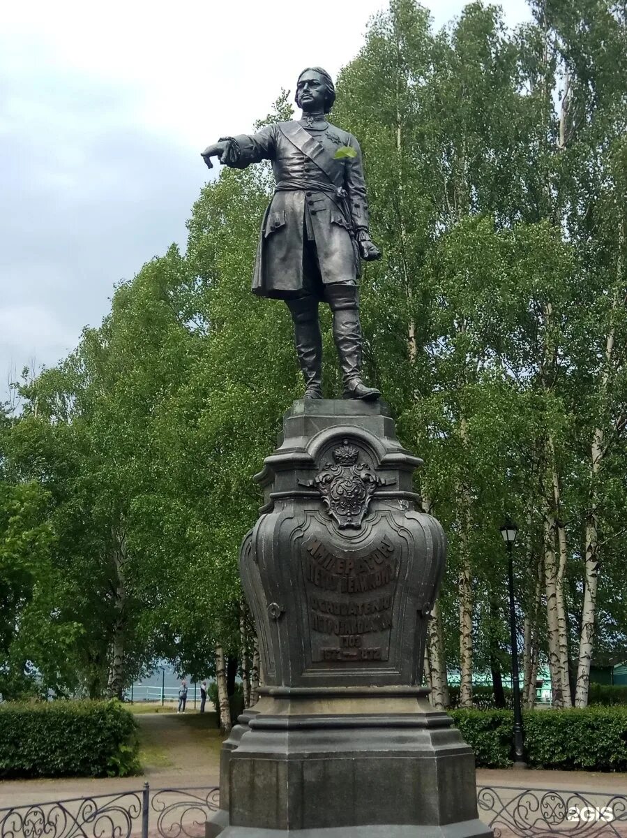 Почему стоит памятник петру 1 в петрозаводске. Памятник Петру в Петрозаводске. Памятник Петру 1 в Карелии. Известные памятники Петрозаводска.