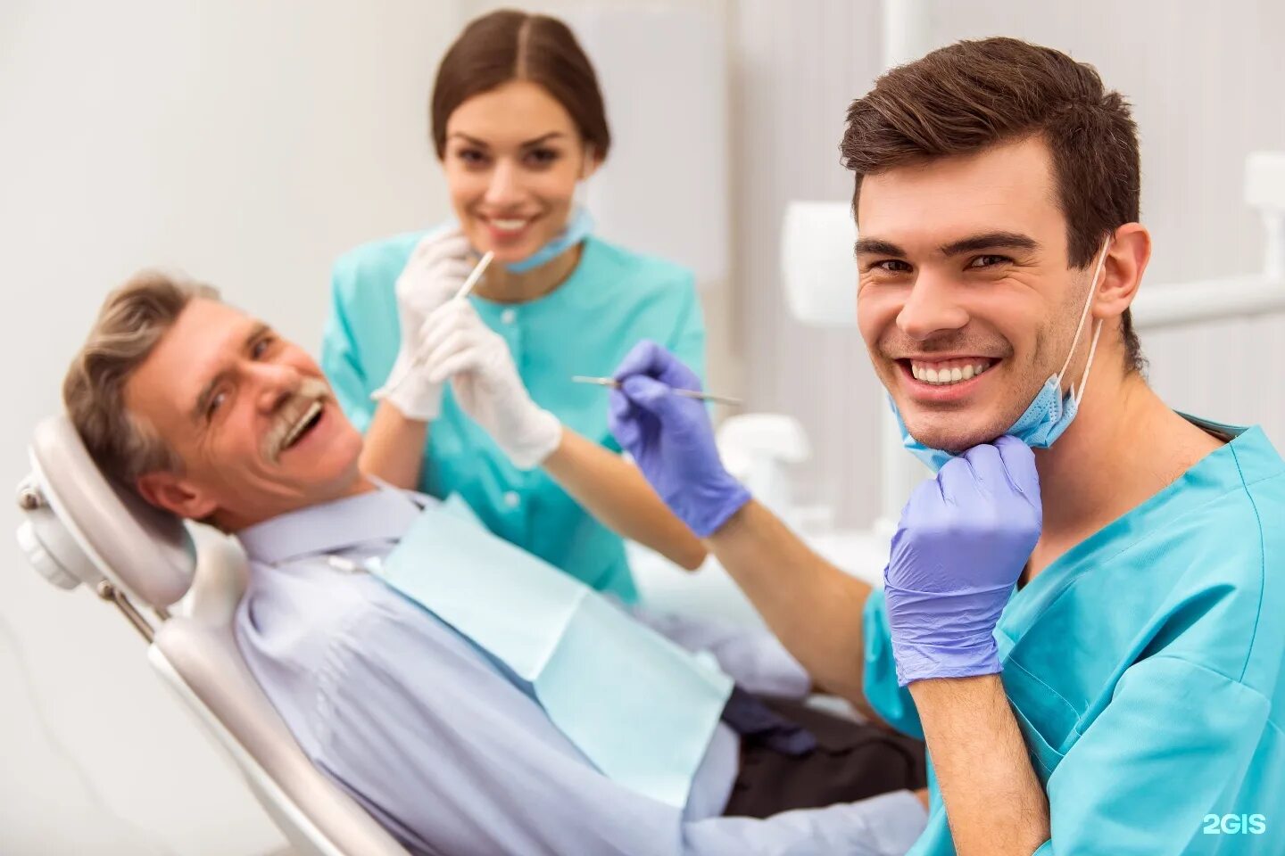 Стоматологический врач. Стоматолог. Сайт стоматологии. Пациент у дантиста. Зубной.