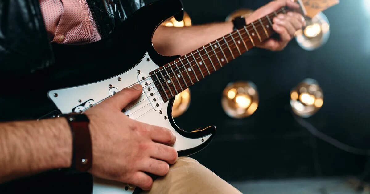 Достать гитару. Рок н ролл гитара фото. происшествие на гитаре. electro guitar performance. достает гитару.