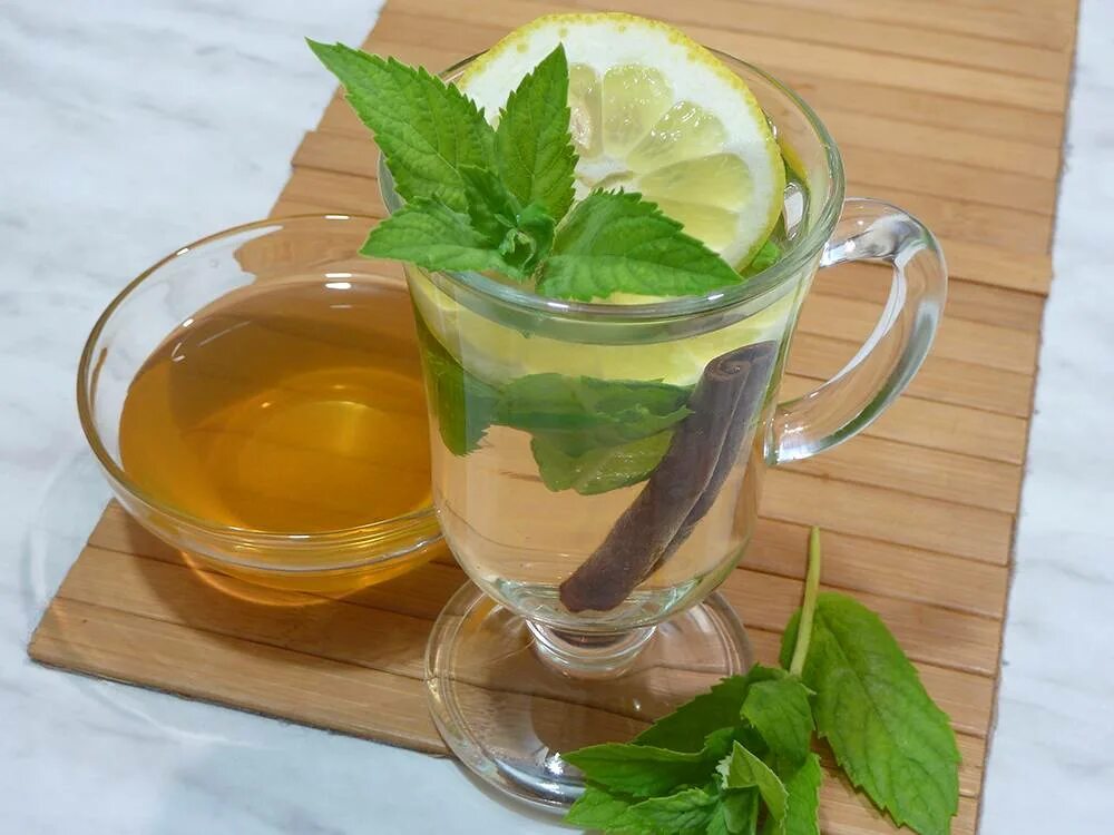 Заваривая чай мне хотелось угостить. Марокканский мятный чай. Зеленый чай лимон и мята. Марокканский чай с мятой. Кружка чая с мятой.