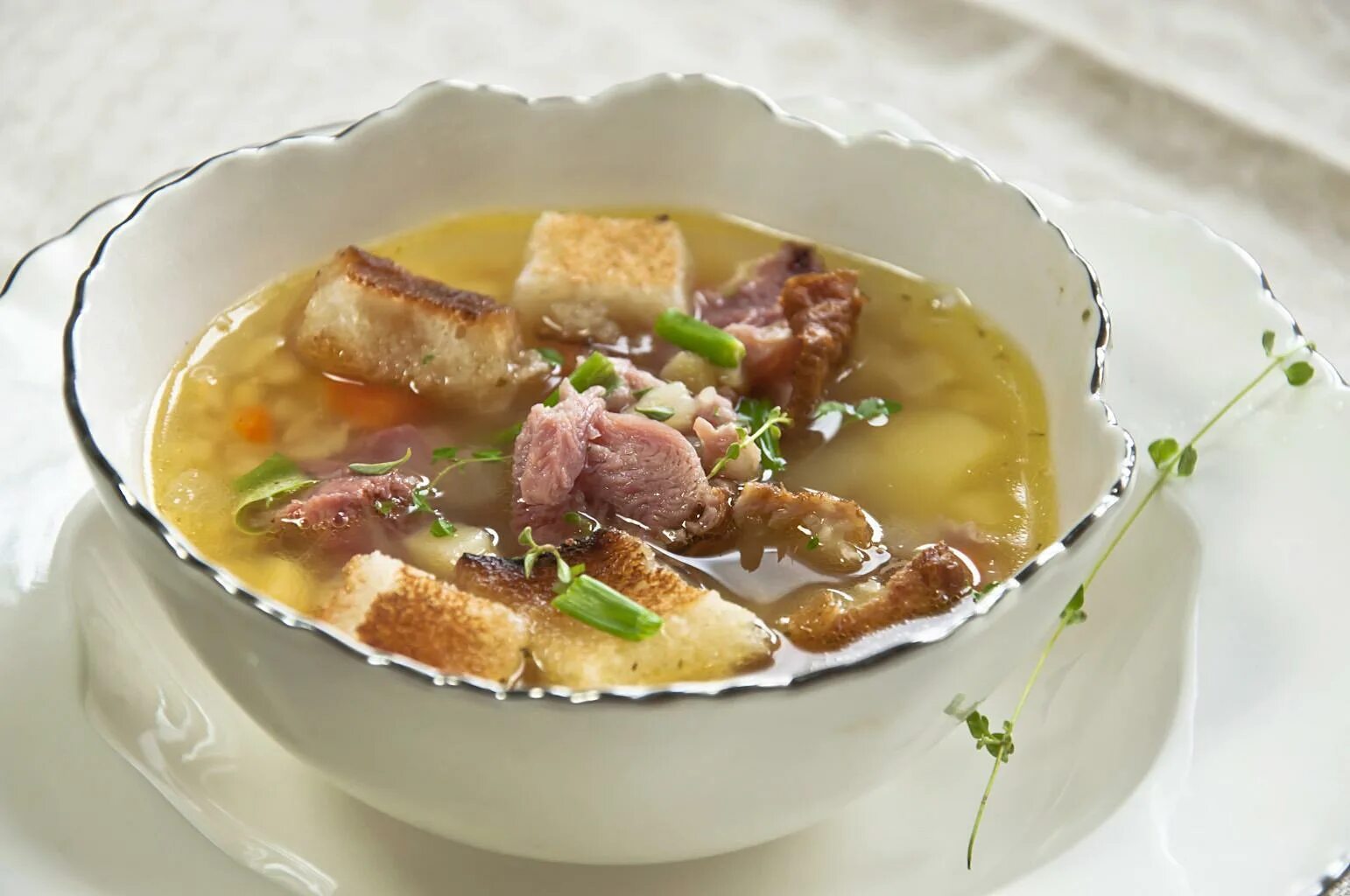 Суп гороховый колотый. Гороховый суп с рулькой копченой. Суп с копченой говядиной. Гороховый суп с мясом. Гороховый суп с копчеными ребрышками.