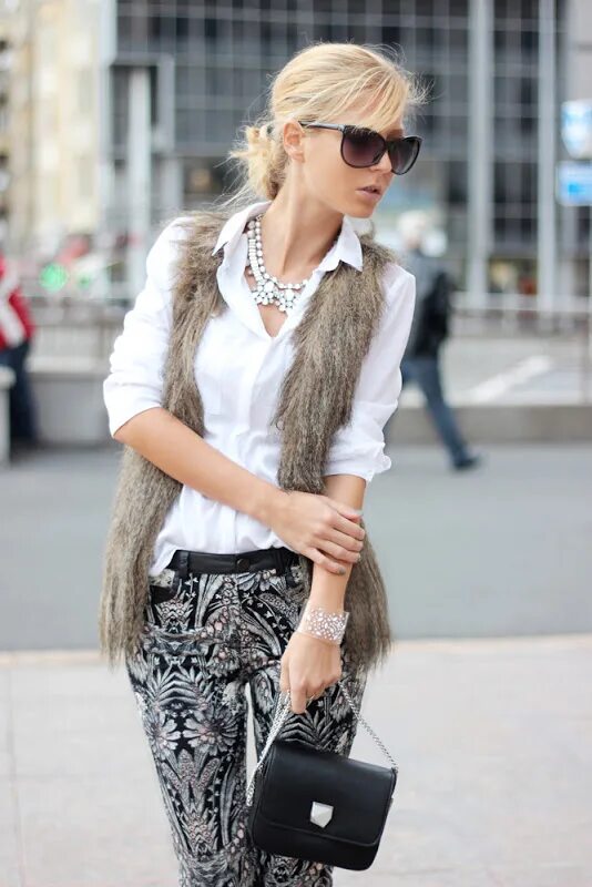 жакет без рукавов. модные луки с меховыми жилетами. что надеть под жилетку. стильные безрукавки женские. кожаная жилетка зара.