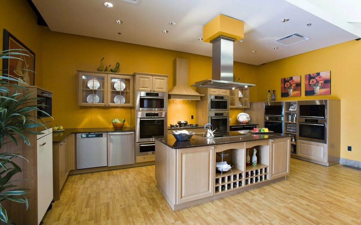 Кухня на что обратить внимание. Интерьер кухни. Желтый цвет стен на кухне. Стены на кухне. Желтые стены на кухне.