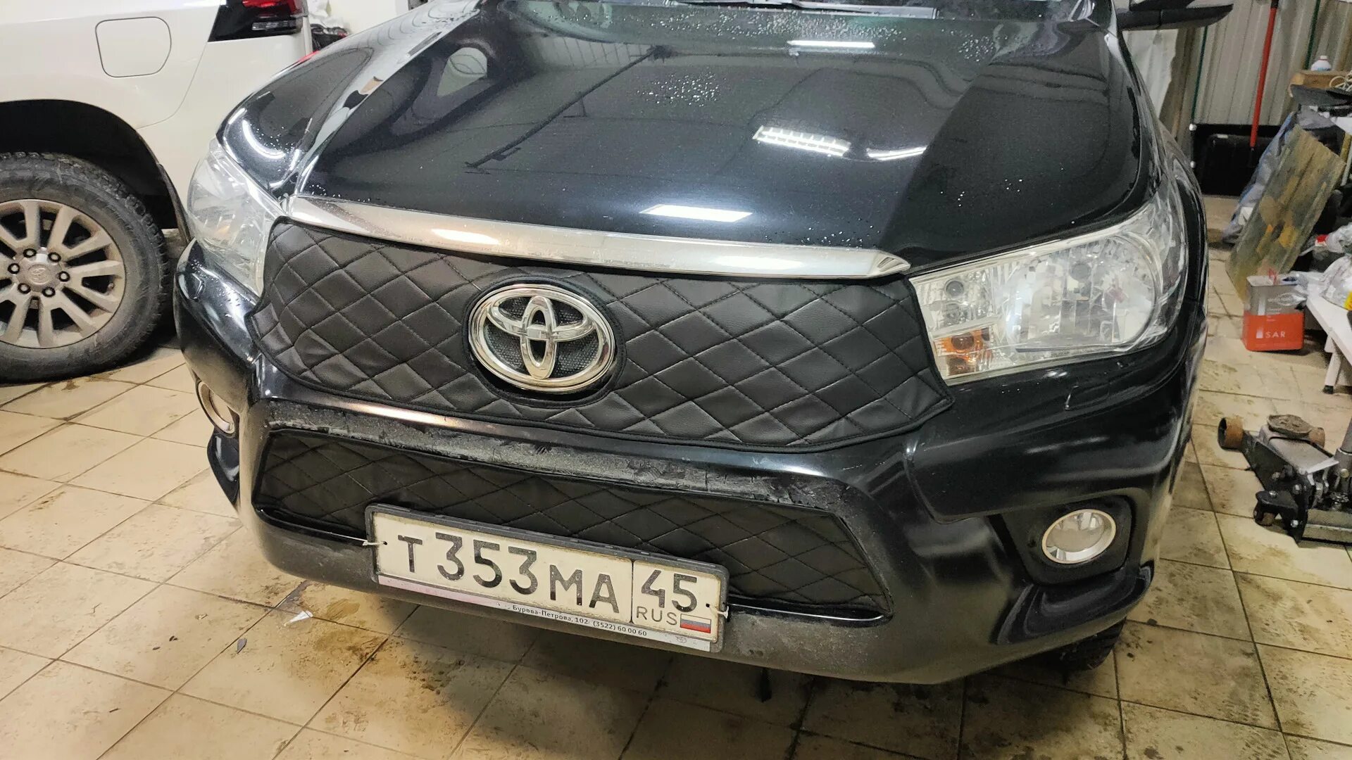 Утеплитель радиатора toyota land cruiser 200. Маска утеплитель радиатора тойота прадо 150. Утеплитель на решетку радиатора тойота рав 4. Утеплитель радиатора тойота. Утеплитель решетки радиатора зимняя на lc 200.