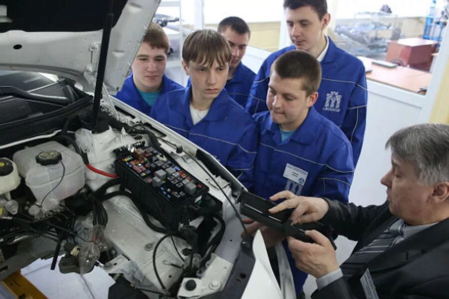 Колледж автомобильных технологий. Техникум автомеханик. Автомеханик учёба. Автомеханик студент. Образование автомеханика.