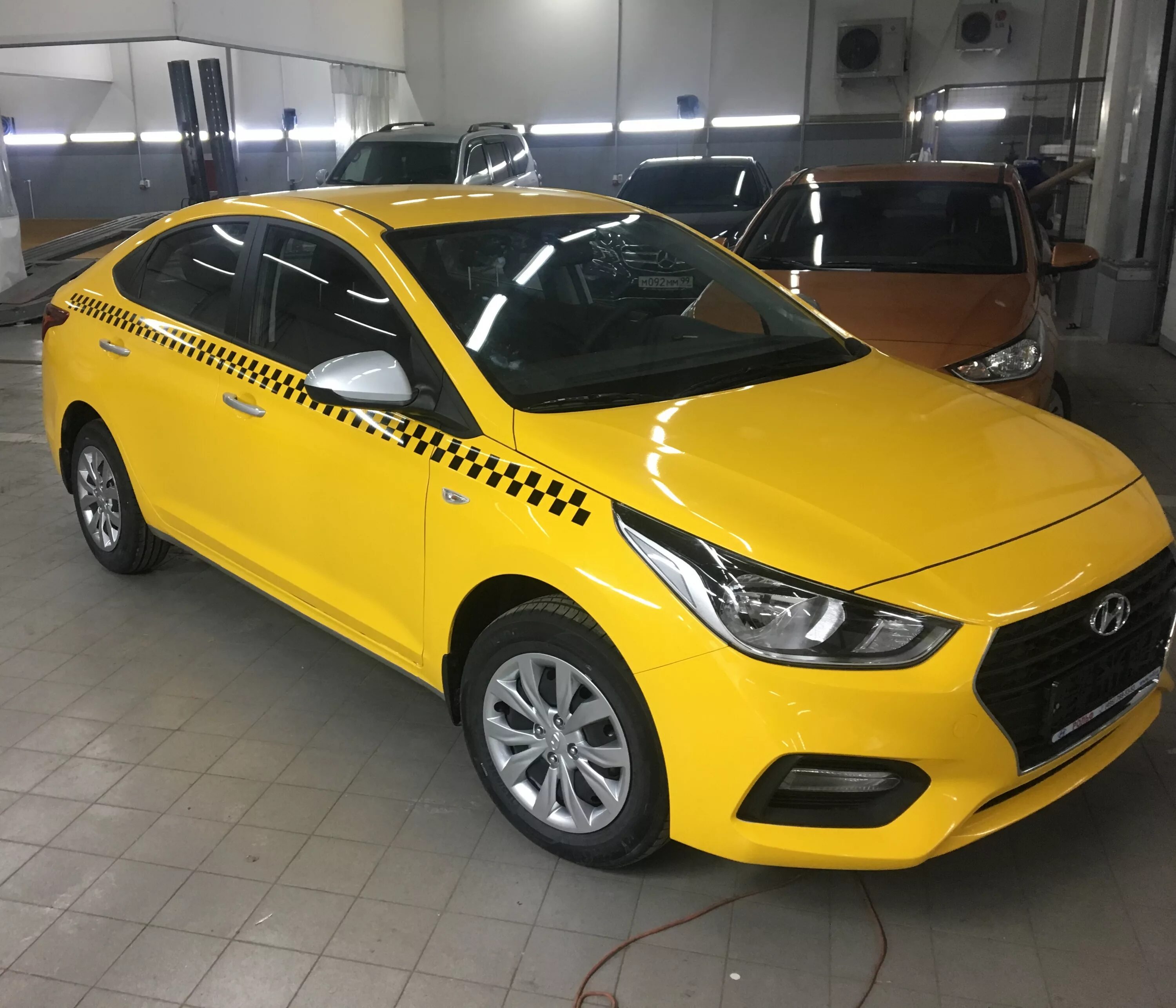 Обклейка машины такси. Хендай солярис 2018 желтый. hyundai solaris taxi. hyundai solaris 2018 такси. хендай солярис 2025 такси.