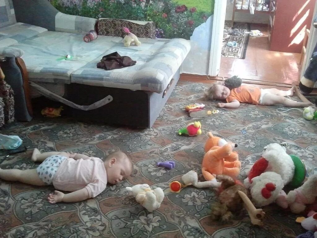 Пока живы наши родители. Мы дети пока живы наши родители цитата. Бытовуха фото. Помогать маме по дому. Веселые ситуации с детьми.