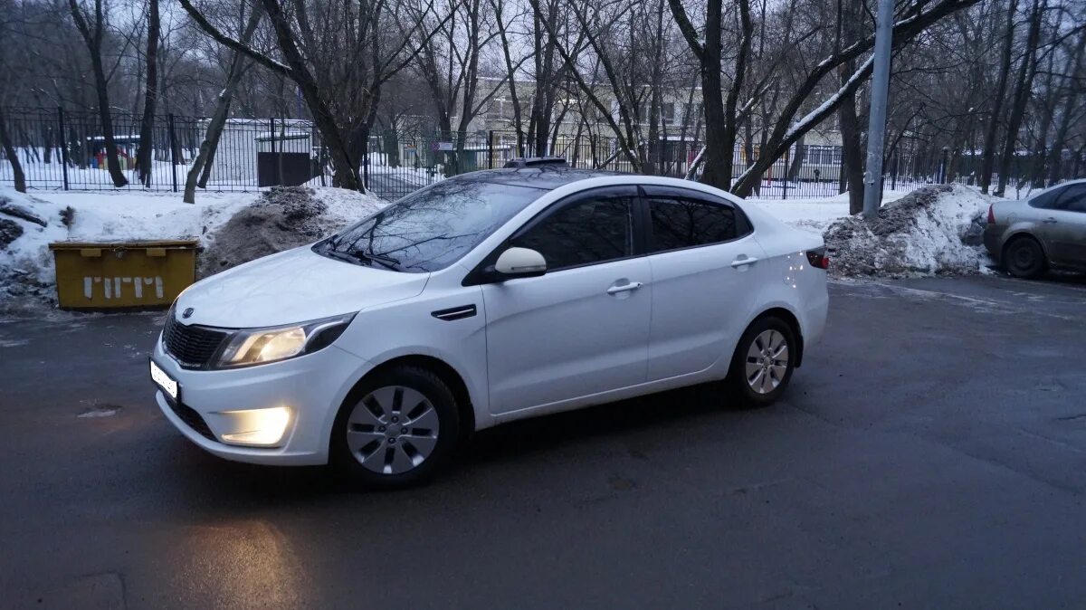 Киа рио 3 купить спб. Кия Рио 2013г. Киа Рио белый 2013 зима. Kia Rio 2013 белая. Киа Рио 2013 белая.