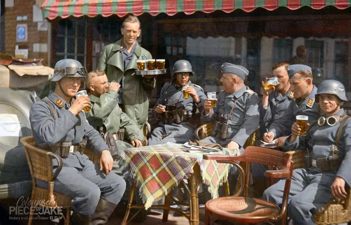 Швейк вторая мировая. Вермахт 1940. Немцы за столом. Фашисты за столом. Немцы в кафе.