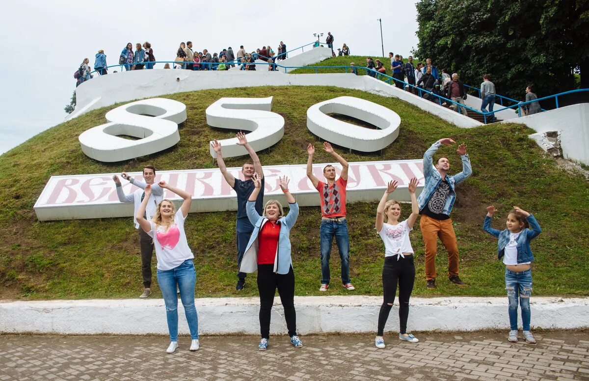 2 июня 2016 г. День города Великие Луки. Праздник города Великие Луки. Много людей в великих Луках. Великие Луки день города женская группа.