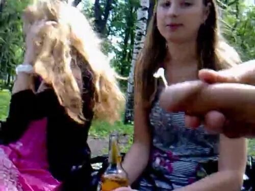 Дрочит При Людях В Парке