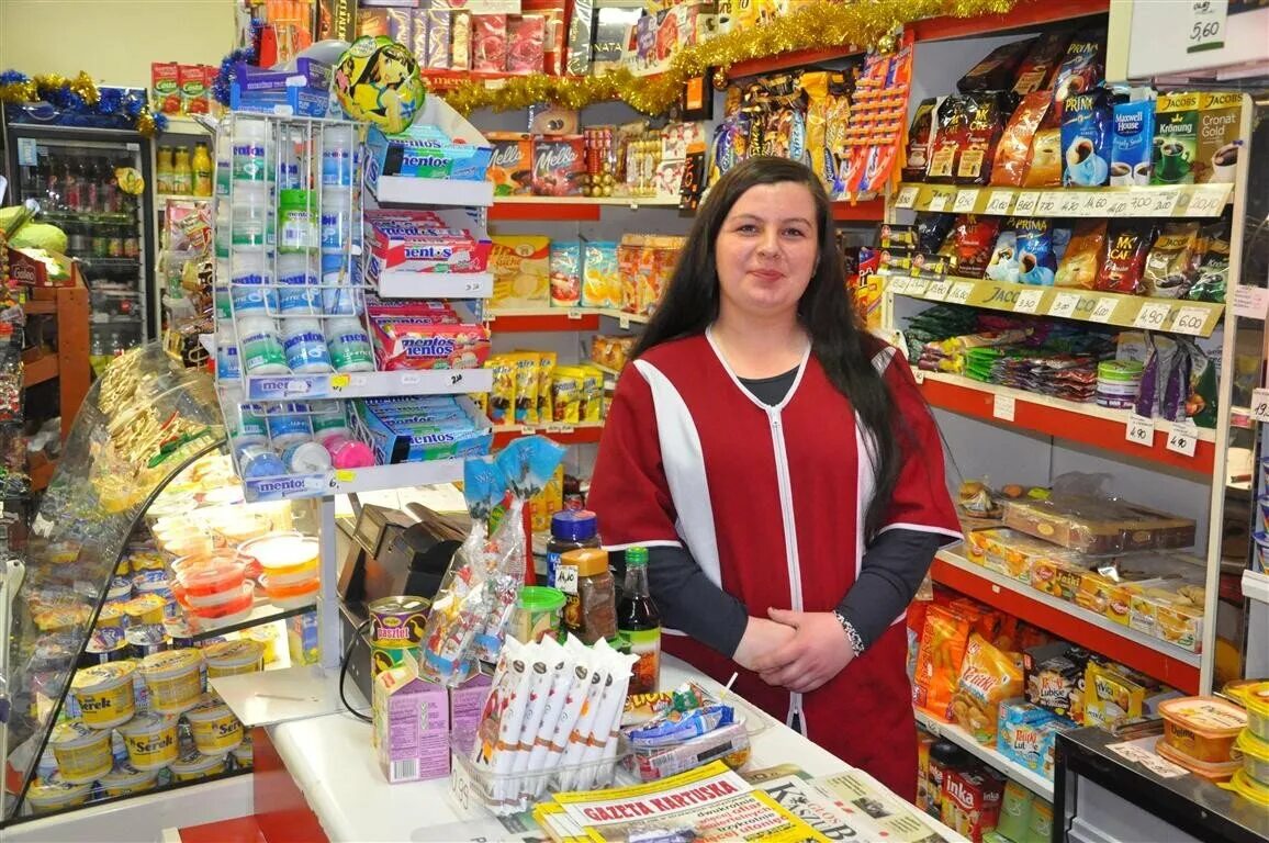 Продавец продуктов прилавочного типа. Продавец в продуктовый магазин. продавщица в магазине. продавщица в продуктовом магазине. продавец в магазине продуктов.