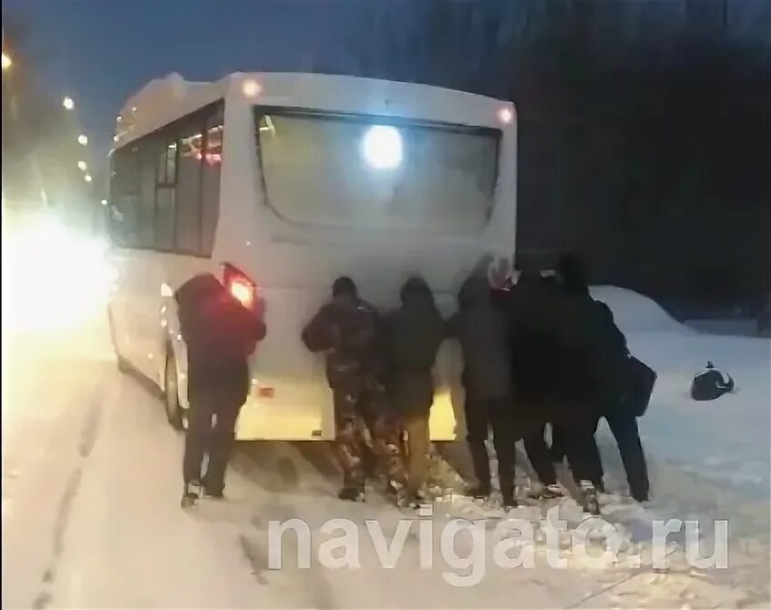 30 января новосибирск. Сильный снегопад. новосибирские автобусы в снегу. снегопад в советском районе новосибирска.