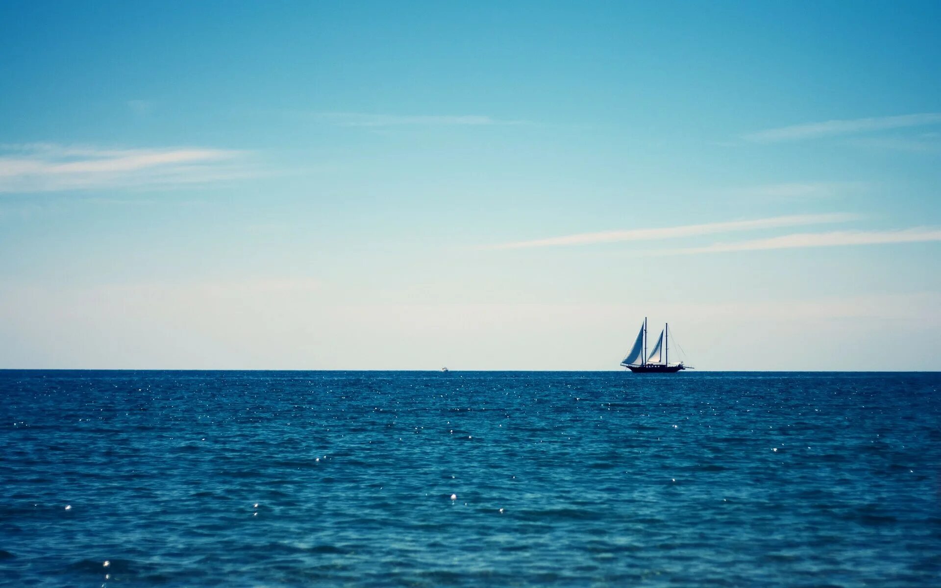 Море исключение. Корабль на горизонте. море горизонт. корабль вдалеке. парусник вдалеке.