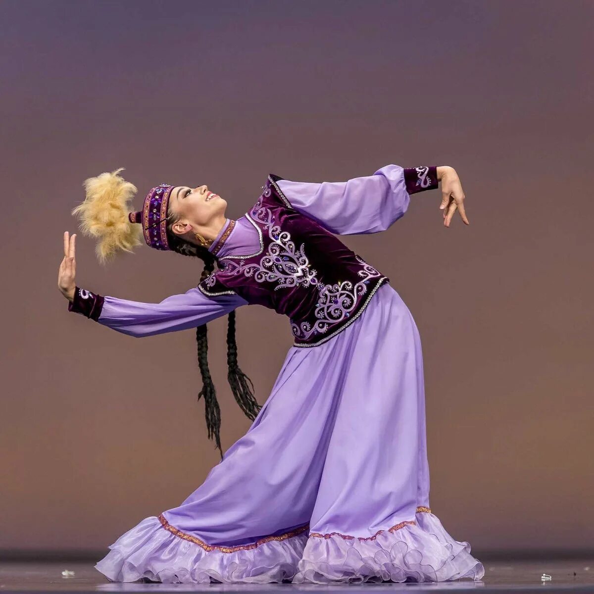 Казахский костюм для танца. Казахский Тане. Казахские национальные танцы. Казахский народный танец. Қамажай музыка
