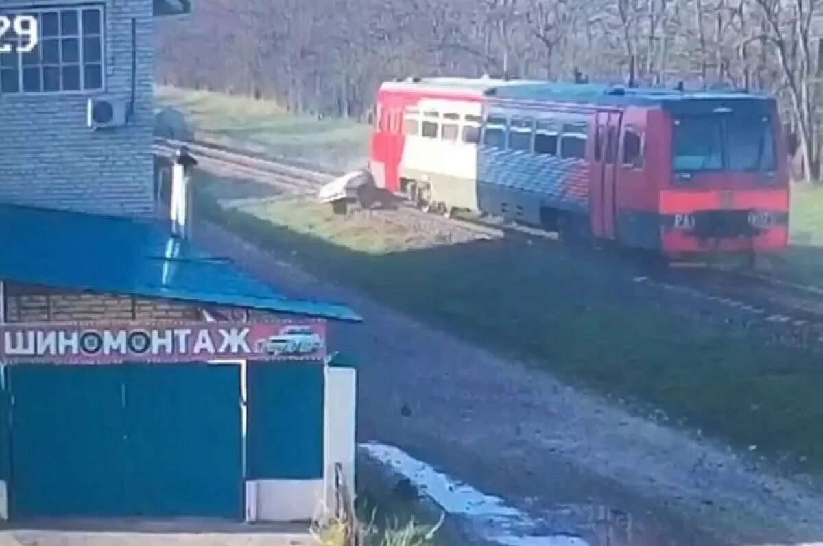 Поезд в Невинке. Поезд сбил машину на переезде.