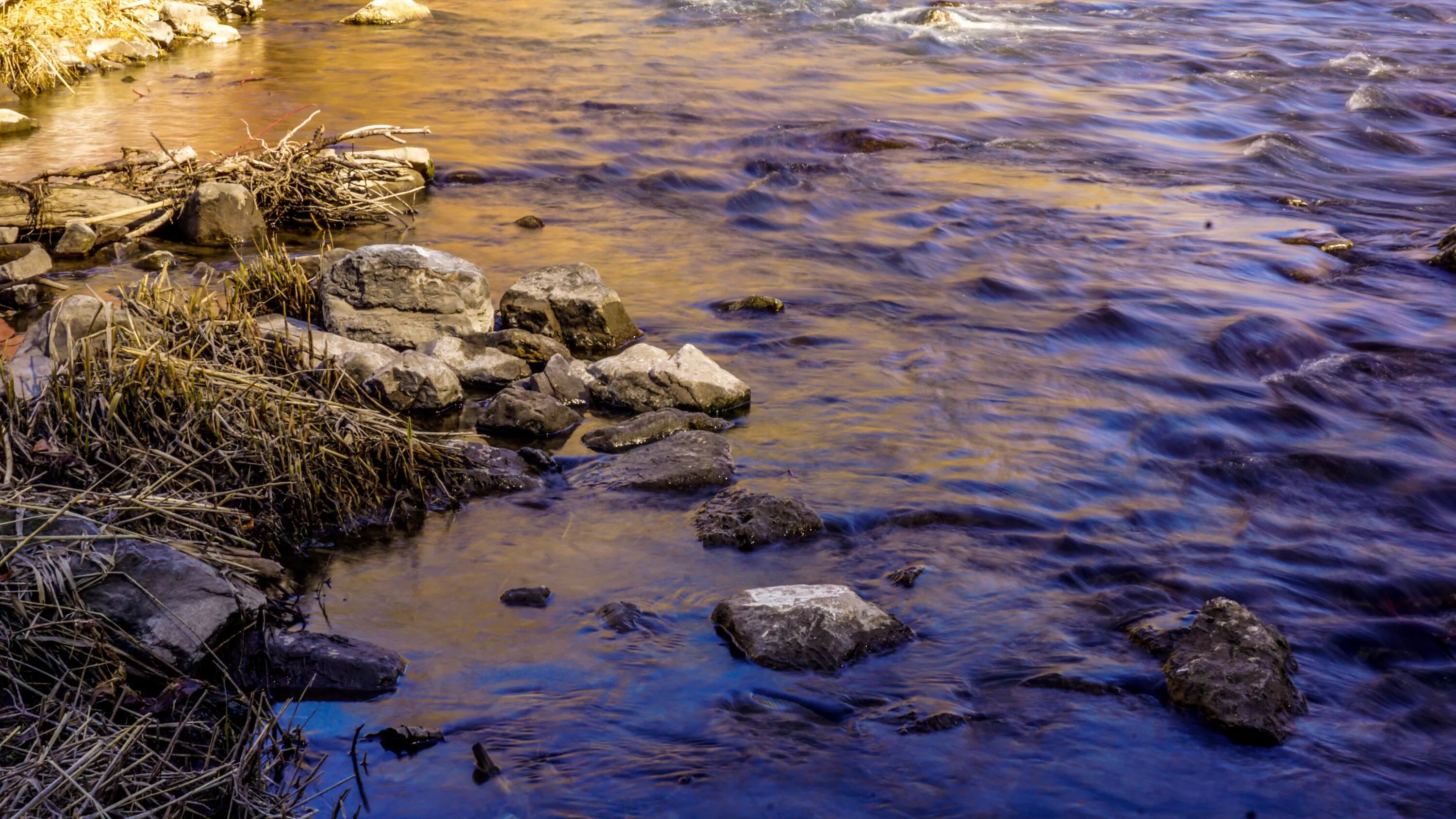 Голубые камни в реке. Отражение камешков в Речной воде. Река синие воды Орда. Арык природный без воды.