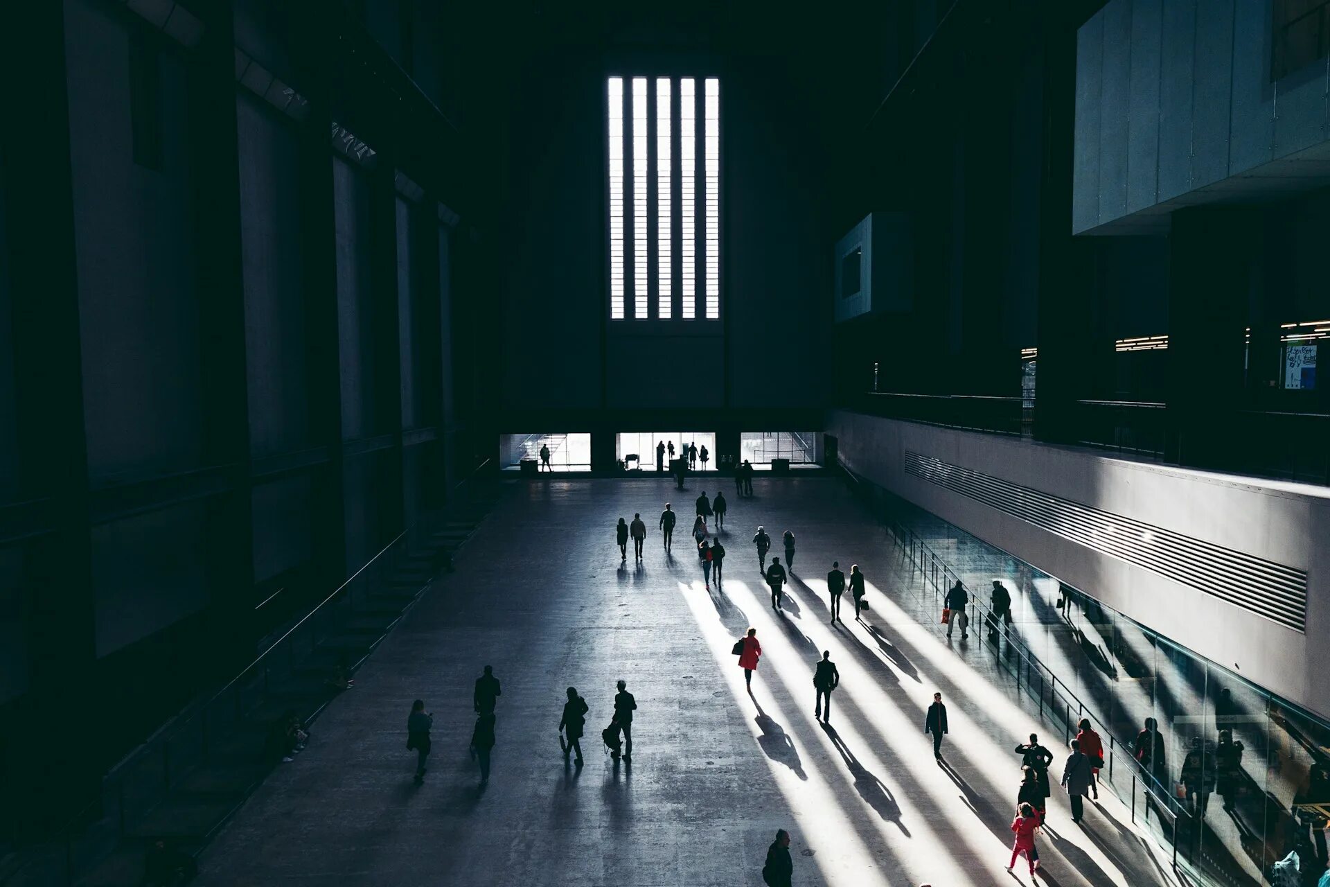 The people in the hall. Tate Modern, Лондон (Великобритания). Тейт Модерн. Турбинный зал Тейт Модерн. Галерея Тейт Модерн (г. Лондон).