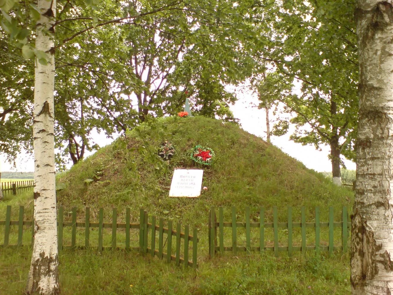 Холмик на могиле. Могильный холмик. Старые могильные холмики. Могильный холмик с крестом. Могила на кладбище.