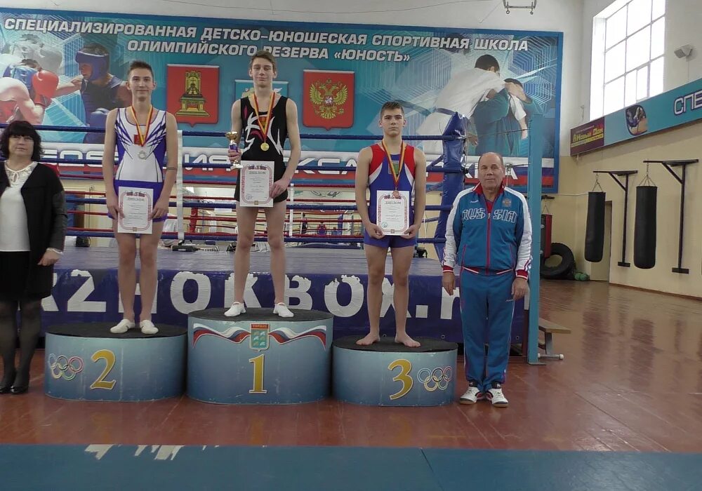 Спортивная торжок. Акробатика прыжки на дорожке. Кросс нации спорт норма жизни. Прыжки на акробатической дорожке. Спортивная акробатика тверь.