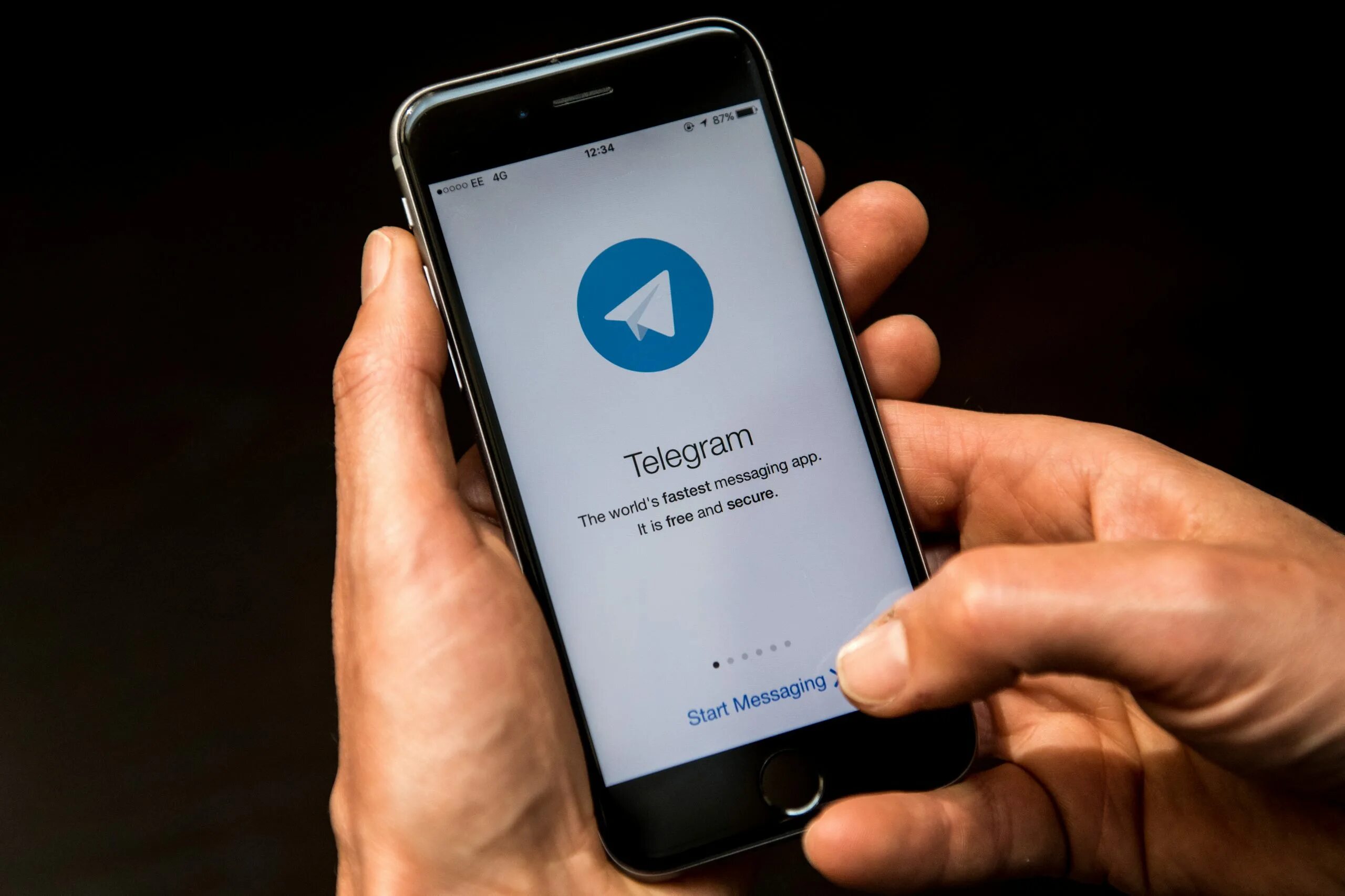 Telegram update. Телеграмм. Телеграм смартфон. Телеграмм на смартфоне. Телеграм в телефоне фото.