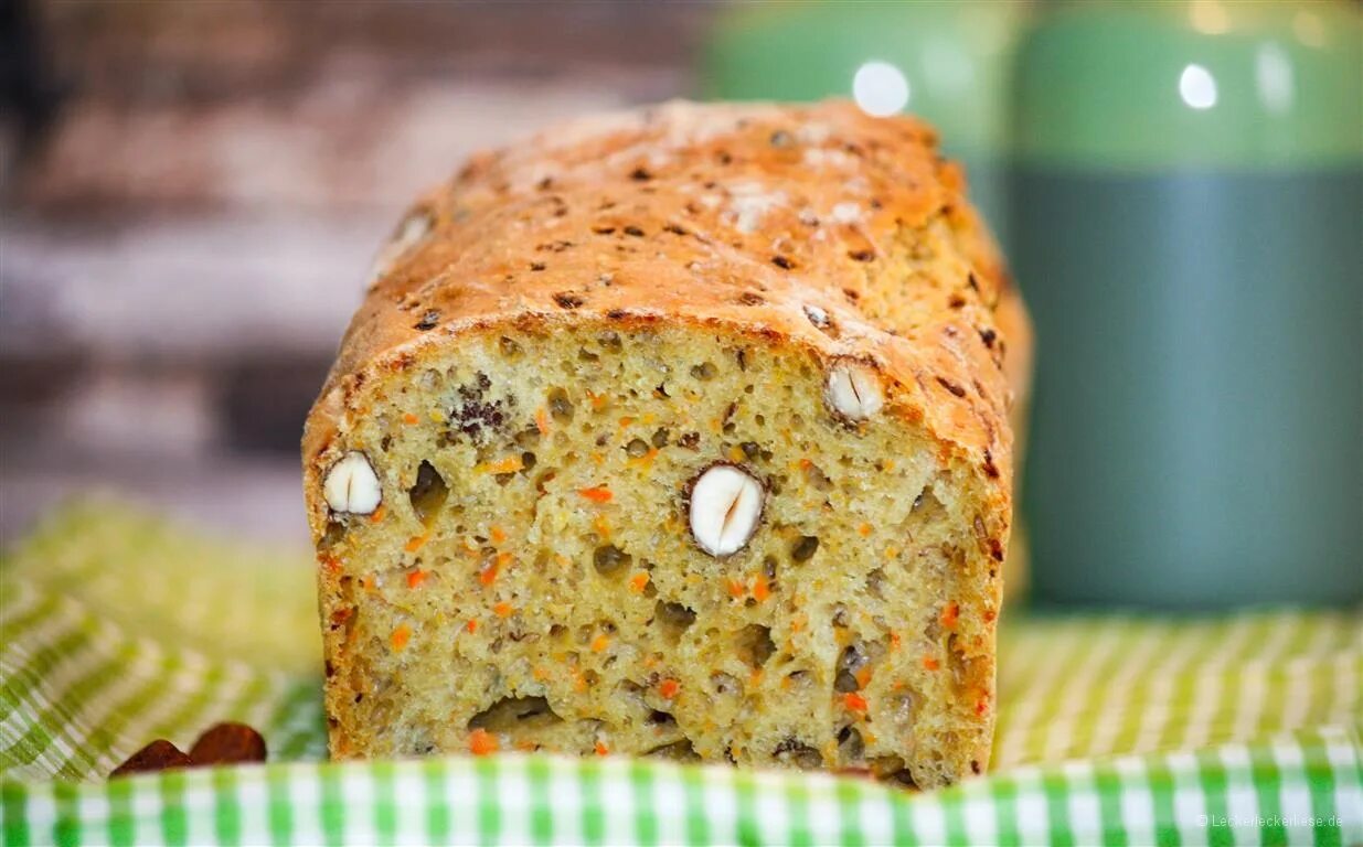 Хлеб с хрустящей корочкой. Домашний хлеб. Мякиш хлеба. Печеный хлеб. Порционный хлеб в духовке.