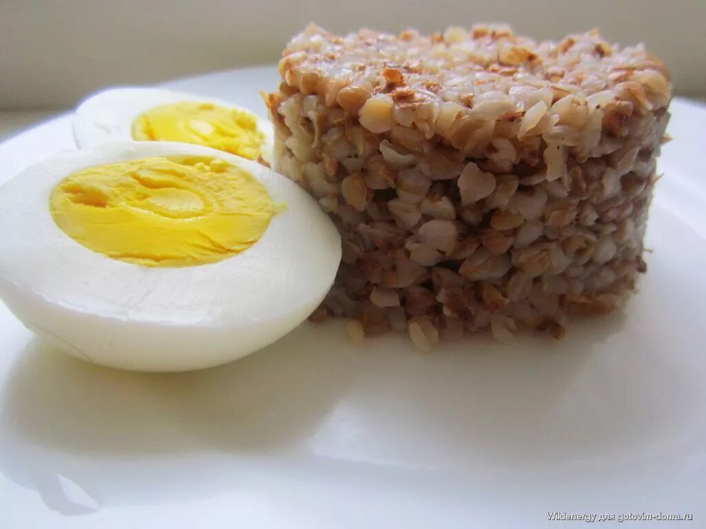 Блюдо яйцо овощи крупа. Гречневая каша с яйцом. Гречка с вареным яйцом. Гречка с яйцом и сыром. Гречка с яйцом на завтрак.