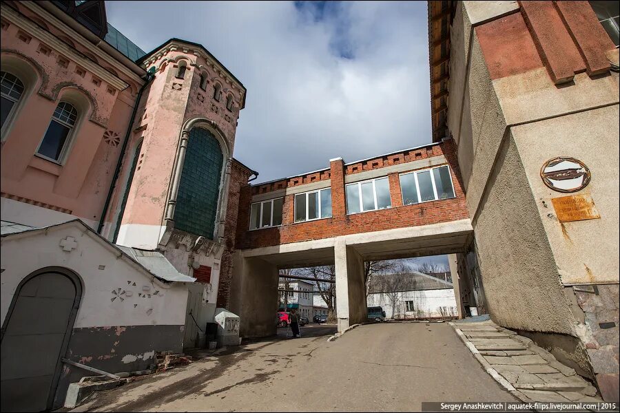 История больницы красного креста во владимире. Детская клиническая больница 3 новосибирск красный проспект. Больничная церковь. Красный особняк иркутск. Дом с крестами евпатория.