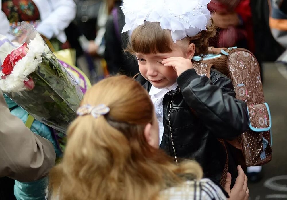 Девочка на первое сентября расплакалась. Плачущий школьник 1 сентября. Плачу 1 сентября. Плачу 1 сентября. Плачущий первоклассник.