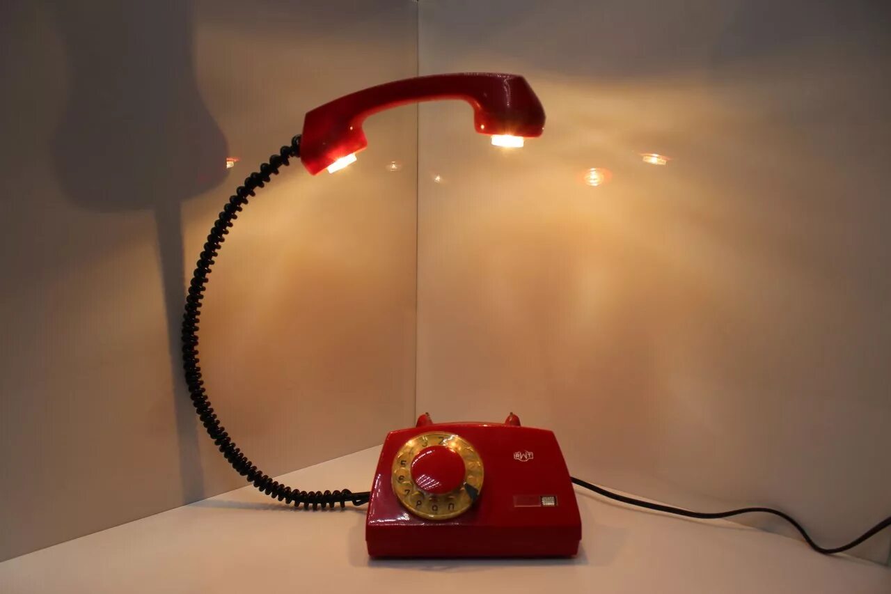 Бесполезный телефон. Настольная лампа из старого телефона. Светильник из старого телефона. Светильник из дискового телефона. Самодельная настольная лампа.