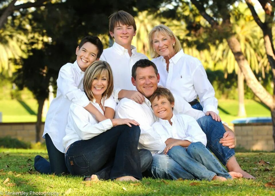 Wait family. Семья жана Милимерова. Жана семей. White Family. Семейная фотография в джинсах.