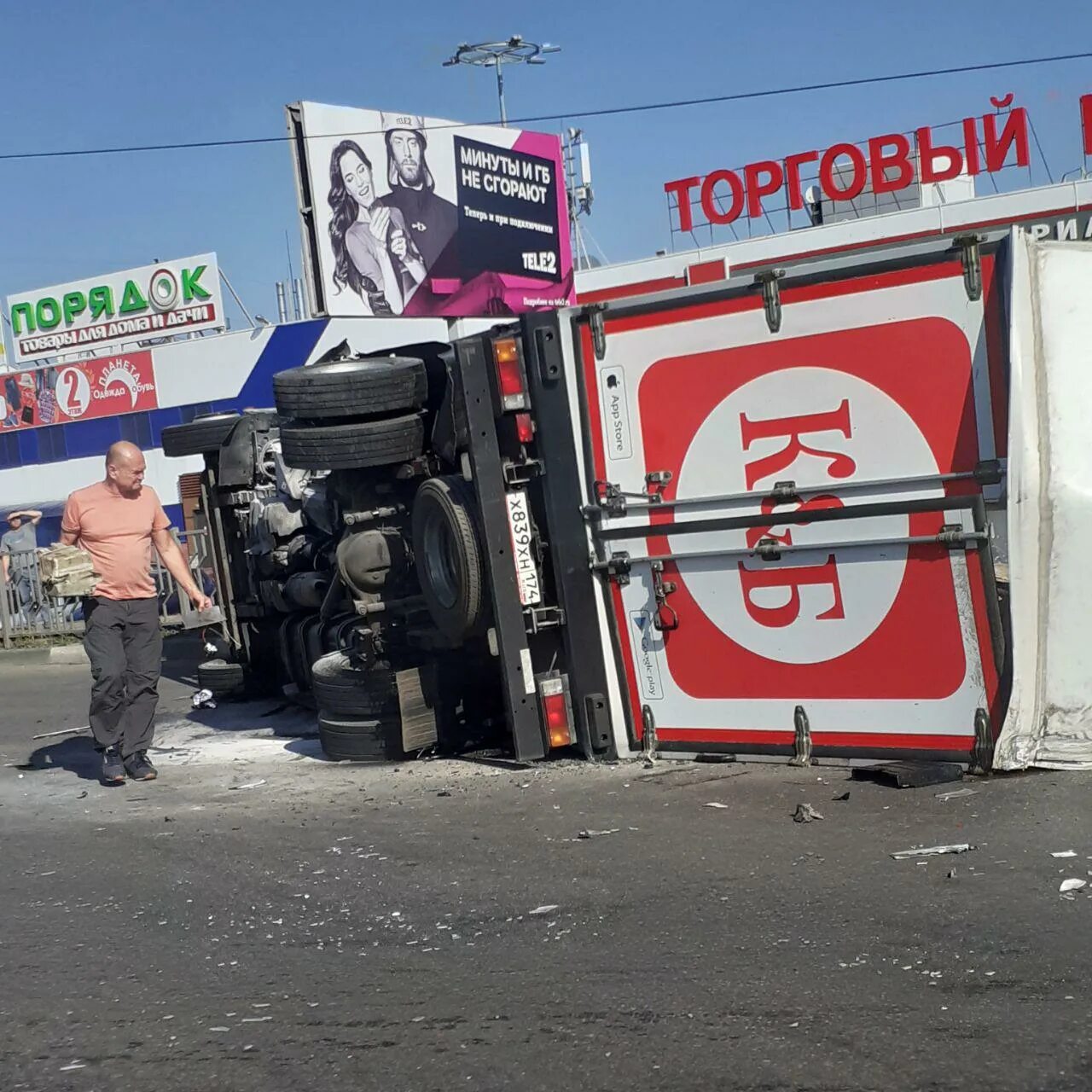 фура красное белое. грузовик красное и белое. фура красное белое. автомобили красное и белое. красное и белое автопарк.