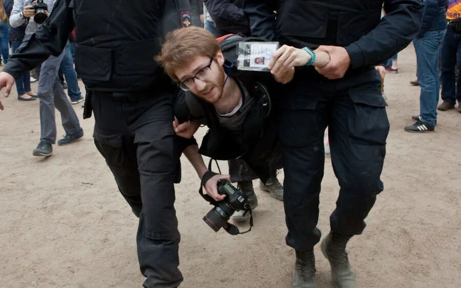 Задержание журналиста. Нападение на журналистов на митинге.