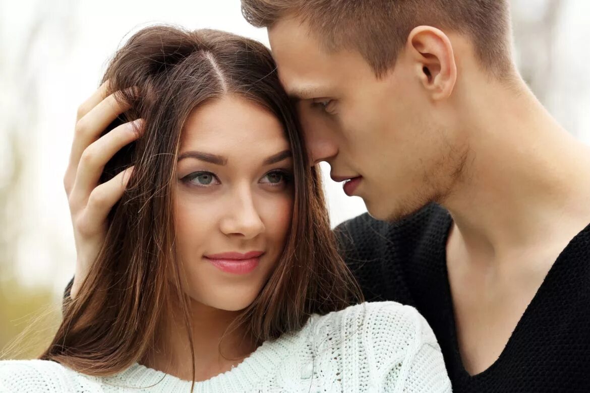 Men women ru. Мужчина и женщина волосы. Влюбленный взгляд. Парень с девушкой волосы. Влюбленный взгляд девушки.