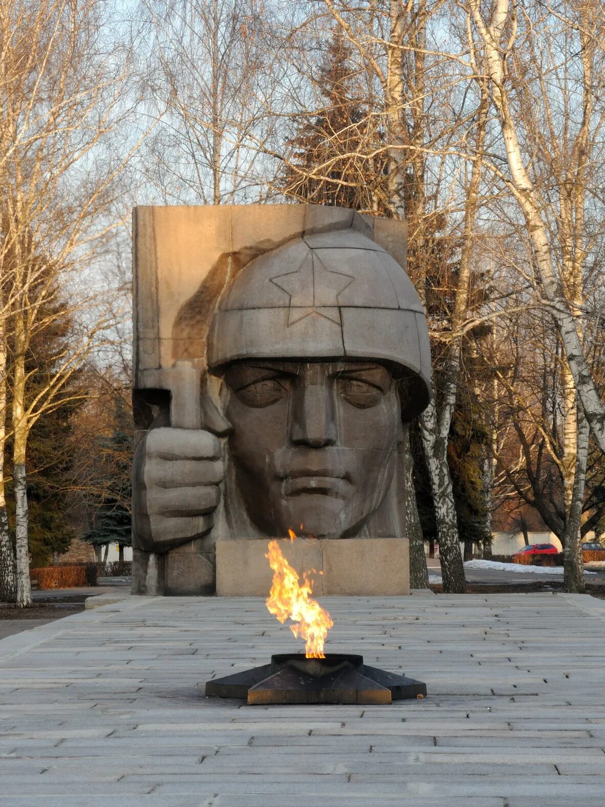 Аллея героев коломна. Коломна клумбы мемориальный парк. Аллея героев коломна. Вечный огонь коломна. Коломна мемориальный комплекс.