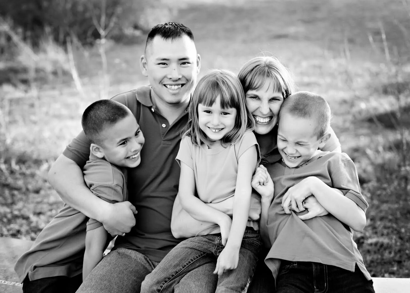 Друг семьи фото. Семейная фотосессия. Фотография семьи. Счастливая семья фото. Семья черно белая.
