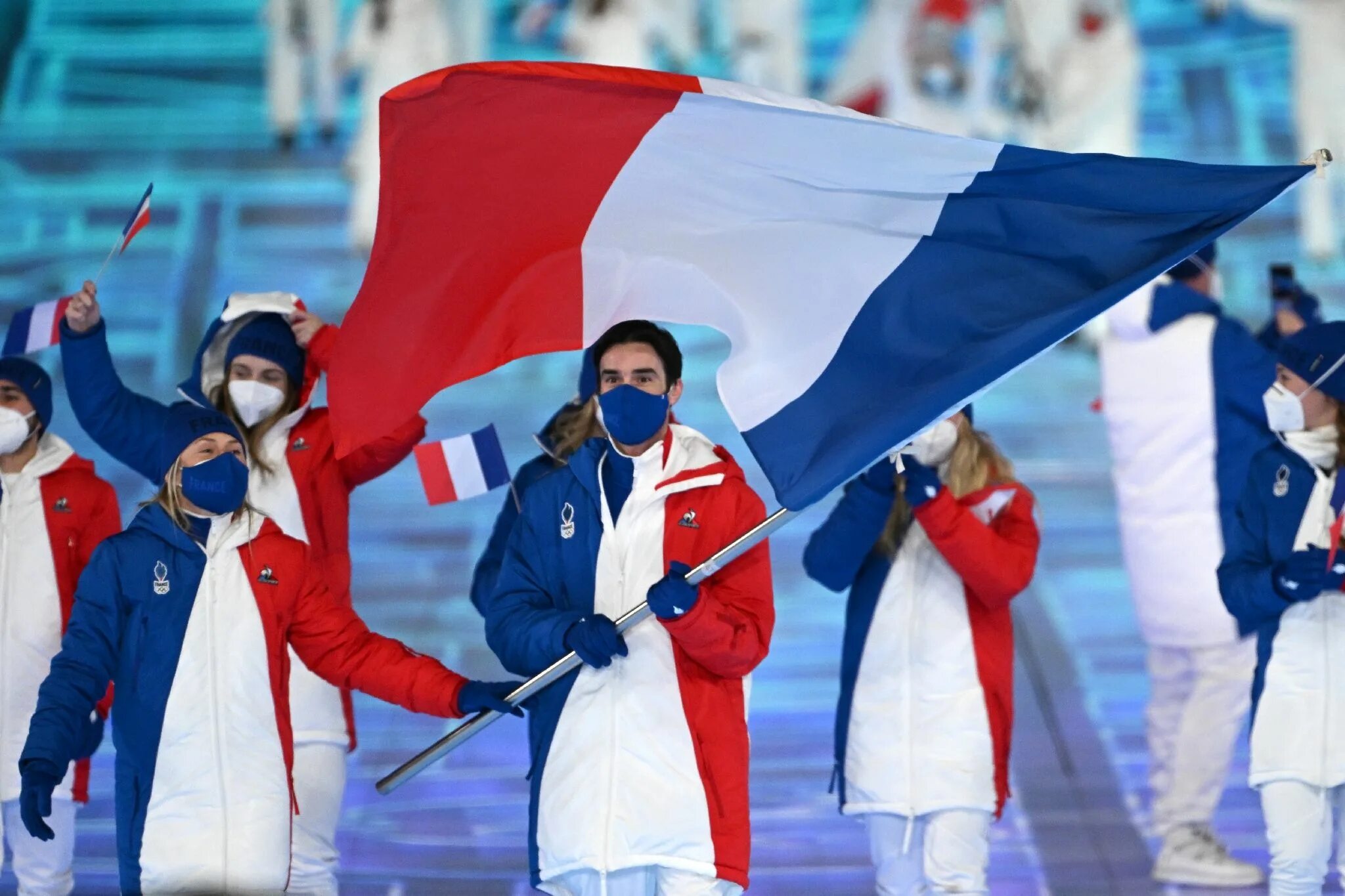 Красных олимпийские игры. Зимние Олимпийские игры 2022. Олимпийская форма сборной Франции 2022.