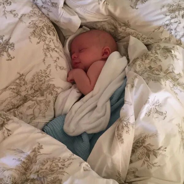 Укрытие детей. Ночь с новорожденным. Младенец в кроватке. Младенец в одеяле. Младенец новорожденный укутанный.