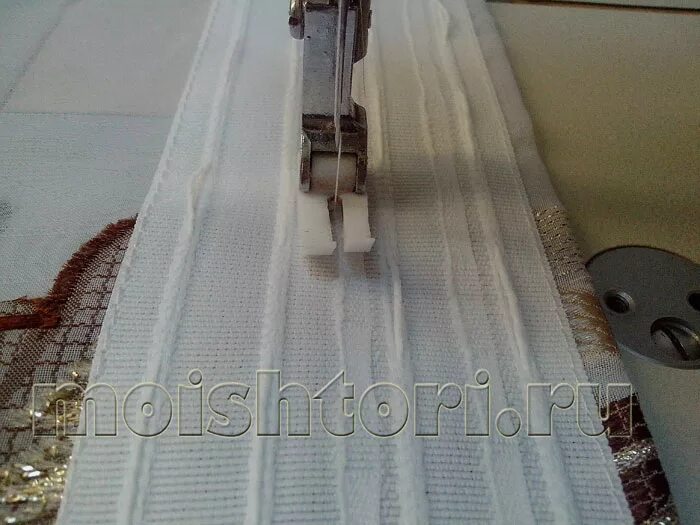Пришивание шторной ленты к тюли. Шторная лента для потолочного карниза. Обработка верхнего среза штор. Пришить шторную ленту на тюль. Как пришить ленту для потолочного карниза.