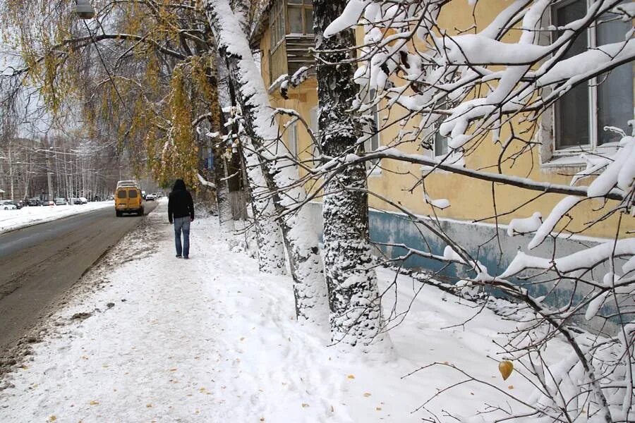 Толстого 1 снег. Снегопад Ульяновск. Снег в Ульяновске. Сугробы в Ульяновске. Сегодняшний снег в Ульяновске.