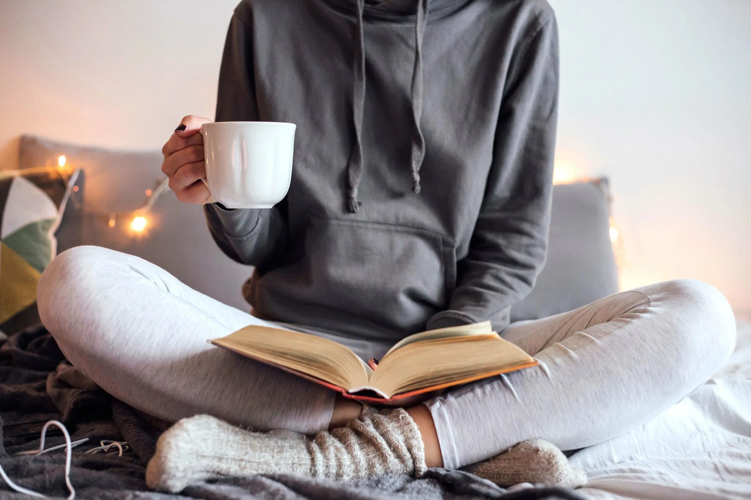 She often reads books. Кресло для чтения. Уютное чтение. Девушка с книгой. Книга человек.