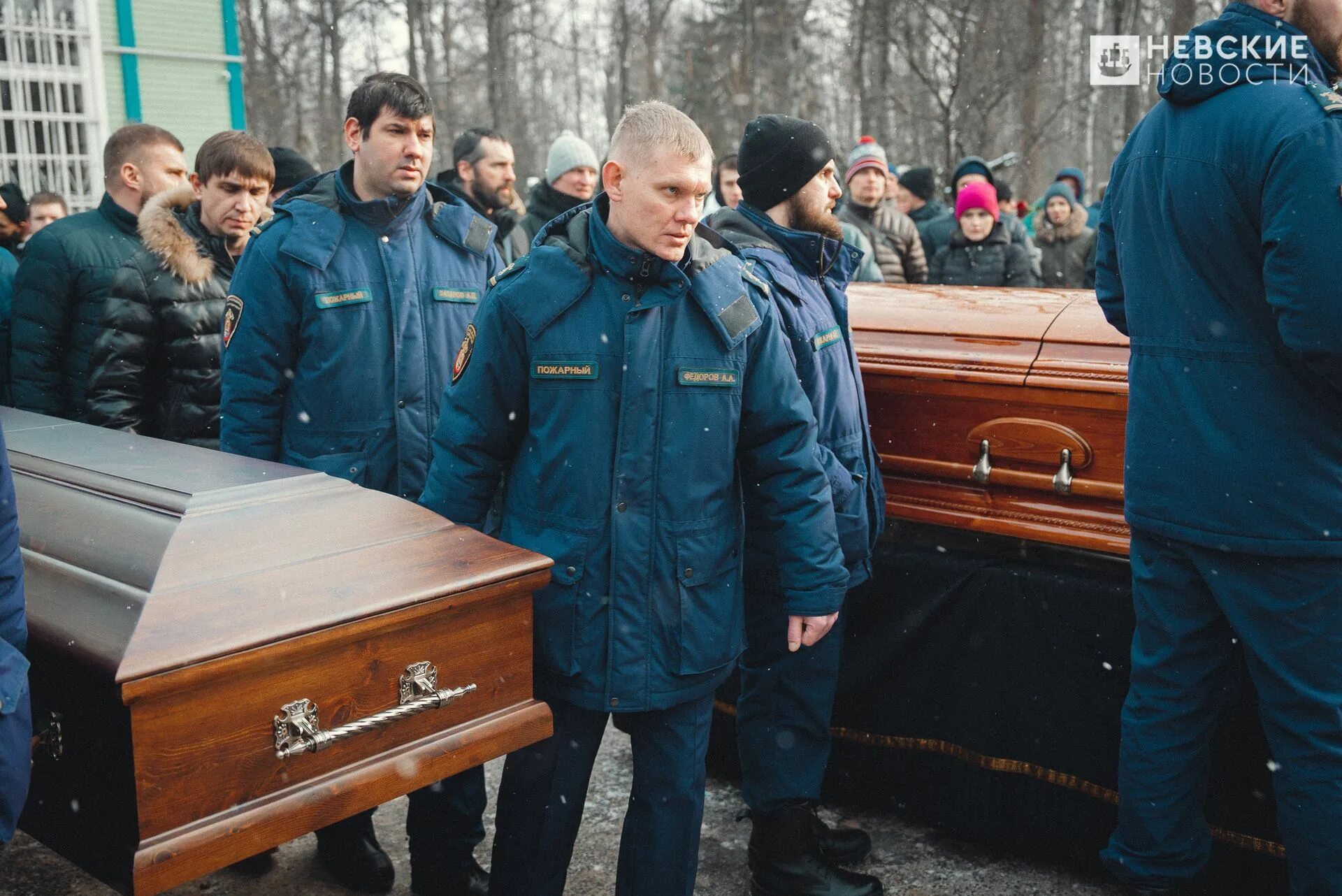 Погребение участника сво. Похороны Андрея Рахова в СПБ. Серафимовское кладбище пожарные.