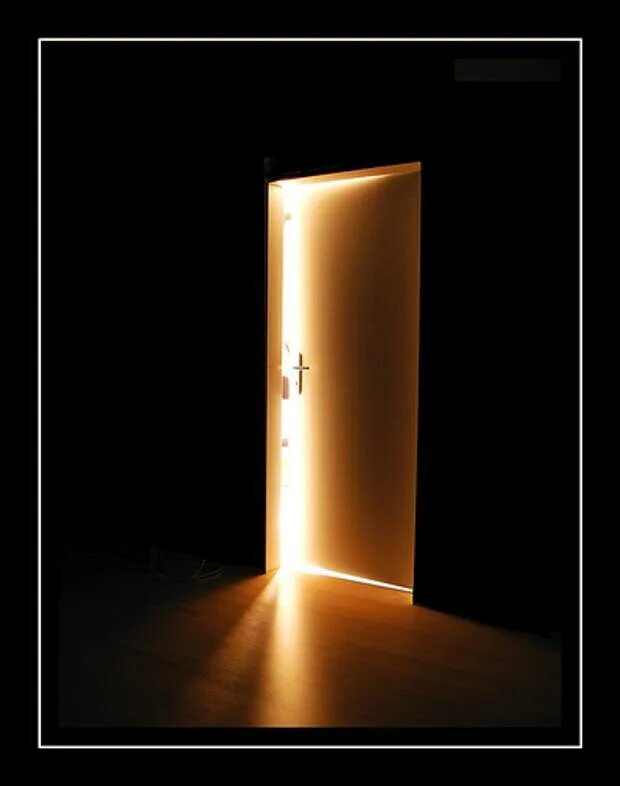 Не откроется дверь не включится свет. Открытая дверь. Приоткрытая дверь. Светящаяся дверь. Свет за дверью.