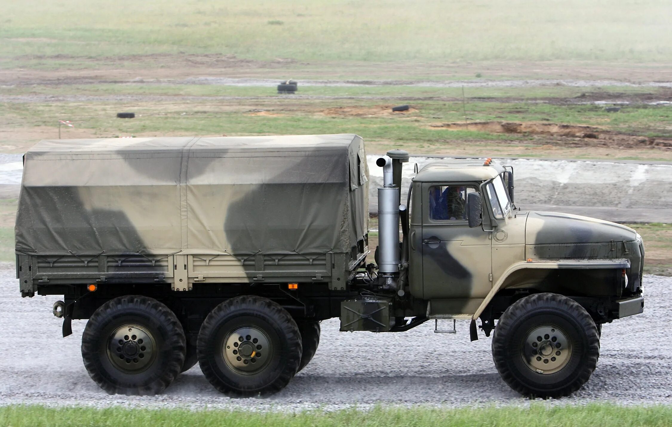 Военный грузовой автомобиль. Урал 4320 военный. Урал-4320 грузовой военный. Военный тягач Урал 4320. Урал 4320 сбоку.