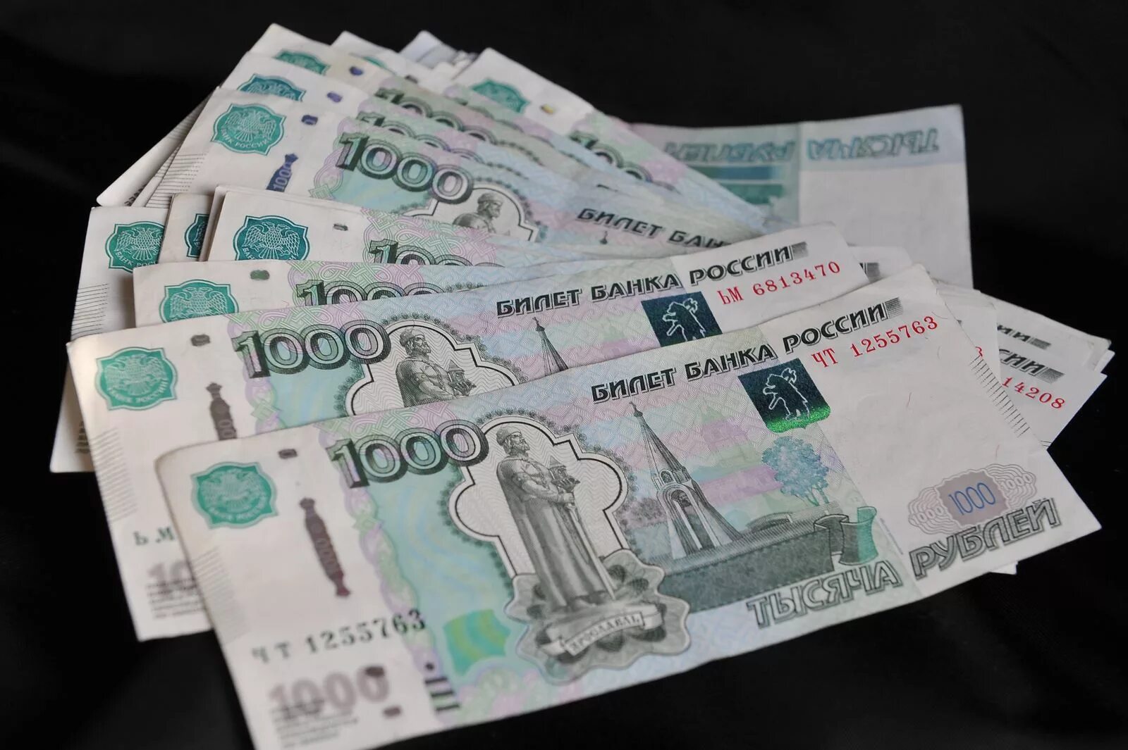 1000 Рублей. Деньги 1000 рублей. Деньги 15 тысяч рублей. Купюры по 1000 рублей.