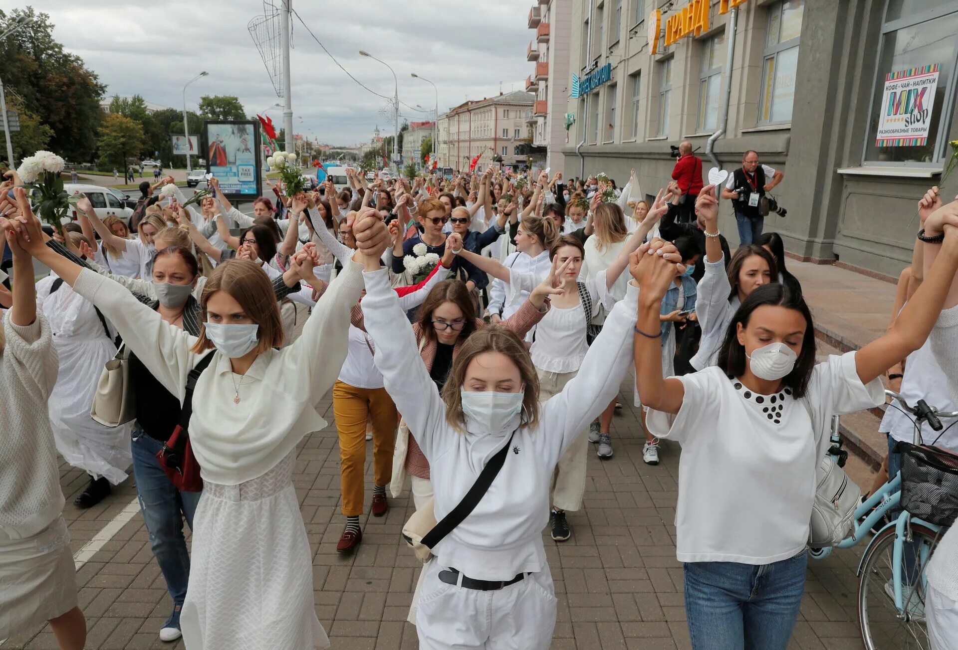 Митинг девушек. Протестующие в Беларуси 2020. Протесты в Белоруссии (2020—2021). Протесты в Беларуси 2020. Митинг в Минске 2020.