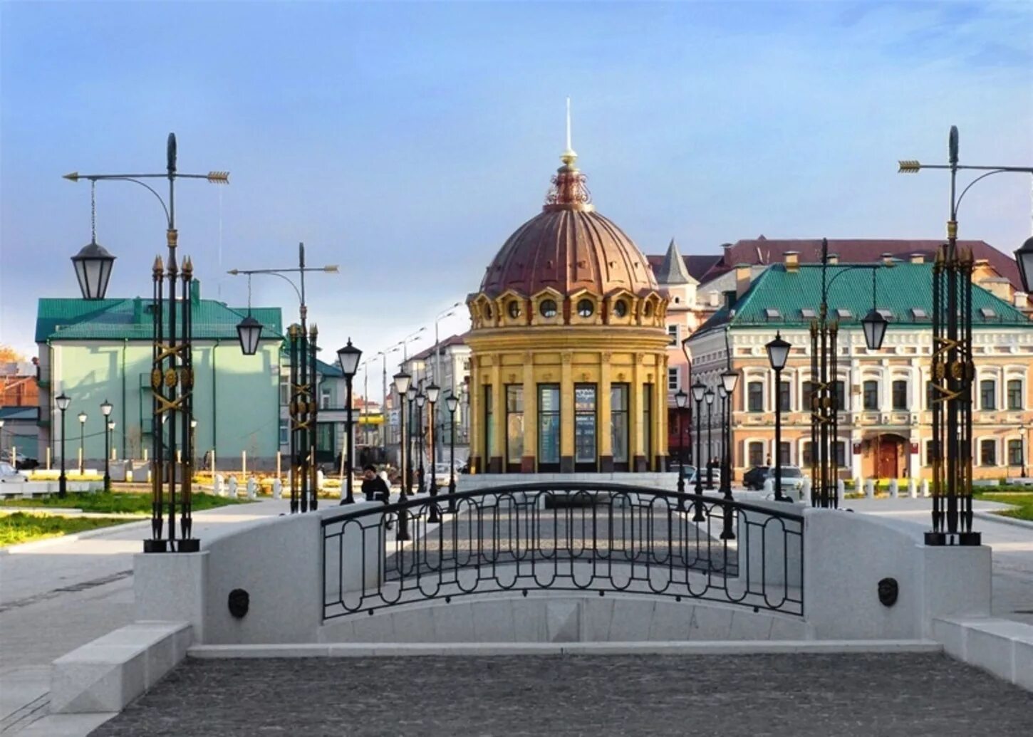 Улицы казани названные в честь. Петербургская улица Казань. Ротонда на Петербургской Казань. Ул Петербургская в Казани достопримечательности. Казань, улица Баумана и улица Петербургская.